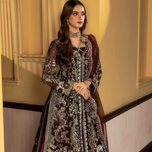Robe maxi fantaisie pour femmes pakistanaises, brodée, tissu tendance de qualité supérieure avec texture tissée et col orné à la main - Product Image 1