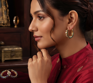 Pendientes de Aro Vintage de Plata Chapada en Oro con Incrustaciones de Cristal Azul Verde Meenakari |   Joyería Tradicional India Hecha a Mano en Jaipur - Product Image 2