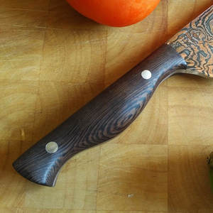 Cuchillo de carne profesional de cobre damasco con mango de madera liso para presentación en la mesa y servicio de comedor - Product Image 5