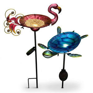 Flamingo decorativo para jardín - Bebedero y comedero solar para pájaros - Product Image 1