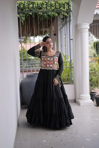 ชุดเดรสผ้าจอร์เจตต์สวยงามสำหรับงานนวรมตรี พร้อมงานปักและขอบลูกไม้ ผู้ผลิตและจำหน่ายจากเมืองสุรัต ในราคาขายส่ง - Product Image 3