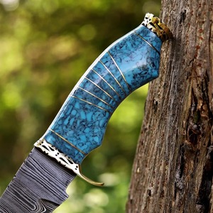 Couteau de chasse artisanal en acier Damas avec manche en résine bleue de qualité supérieure et étui en cuir véritable - Product Image 3