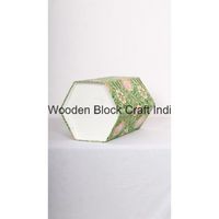 Méthodes créatives pour réutiliser les boîtes en carton pour la fabrication de poubelles avec un imprimé floral artisanal et un sac poubelle en tissu de coton.