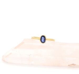 Bague solitaire minimaliste empilable en or jaune massif 9 carats avec saphir bleu ovale serti clos, bijoux fins pour femme, vente en gros - Product Image 6