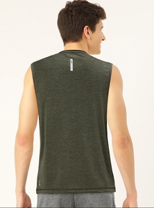 Camiseta sin mangas para hombre, color verde oliva, transpirable, de poliéster, con estampado de letras en la parte delantera, diseño informal con cuello redondo. - Product Image 2