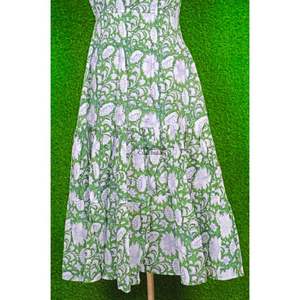 เดรสผ้าฝ้ายคุณภาพสูงมาใหม่สำหรับฤดูร้อน ดีไซน์หวานประดับลูกไม้ เป็นมิตรต่อสิ่งแวดล้อม แบบไหล่เดียว พิมพ์ลายดอกไม้สีเขียว ความยาวปานกลาง สไตล์ลำลอง - Product Image 4