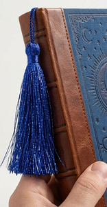 Décoration suspendue en tissu bleu avec pompons pour la remise des diplômes, usage intérieur, style moderne - Product Image 2