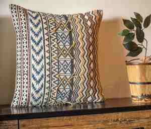 Housse de coussin à motifs ethniques bohèmes, brodée à la main, géométrique, texturée, 20x20 - Product Image 1
