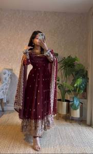 Ensemble de robe en georgette lourde de qualité supérieure pour femmes avec dupatta brodée de 4 mètres et style ethnique élégant - Product Image 3