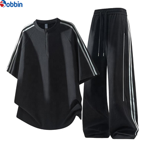 Conjunto Deportivo Unisex de Estilo Moderno, Negro, con Top de Manga Corta con Cierre de Media Cremallera y Rayas, Pantalones Holgados con Cordón Ajustable, Transpirable, Deportivo, para Verano - Product Image 1
