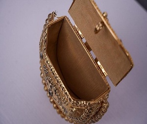 Bolsos y Carteras Elegantes con Trabajo Kundan Hecho a Mano y Bañado en Oro para Bodas, Fiestas y Ocasiones Festivas - Cartera de Metal - Product Image 5