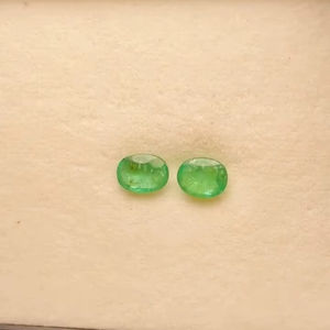 มรกตธรรมชาติจากแซมเบีย รูปทรงวงรี คู่หนึ่ง น้ำหนัก 2.31 กะรัต คุณภาพเกรด AAA พร้อมประกายเงางาม สีเขียวสวยงาม ขัดเงาอย่างสมบูรณ์แบบ เหมาะสำหรับทำเครื่องประดับ - Product Image 6