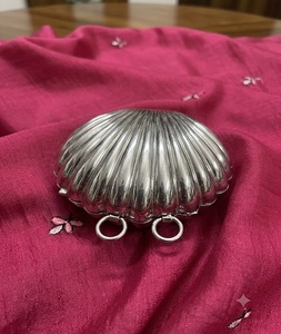 Bolso de mano moderno de latón al por mayor con cierre de solapa grande y decoración de cadena, atractivo y llamativo, de f s i - Product Image 2