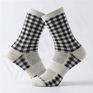 Chaussettes de sport pour jeunes en tricot uni, écologiques, respirantes, mélange de nylon et de coton, confortables, durables, athlétiques, couleur personnalisée, pour la salle de sport - Product Image 3