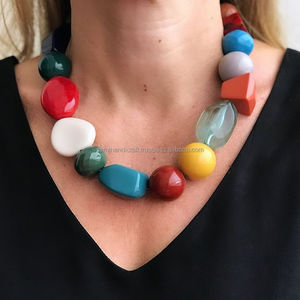 Collar romántico de cuentas de resina con diseños de paisajes abstractos Todos los colores Forma de diamante de corte princesa para aniversarios - Product Image 2