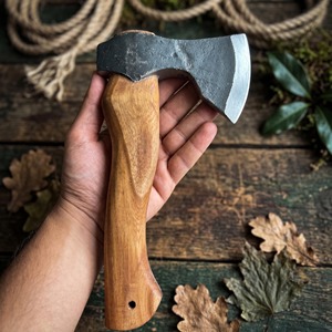 Hacha de Acero Forjado a Mano con Mango de Madera y Funda de Cuero, Hacha de Supervivencia de 14 Pulgadas de Longitud Total - Product Image 3