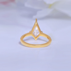 Anillo de compromiso de moissanita con corte cometa, engaste de oro de 10K con banda de diamantes, joyería clásica para mujer - Product Image 4