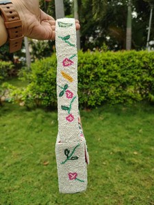 Adorno Floral Hecho a Mano con Cuentas de Vidrio Lavables, Forma Rectangular, Base Blanca con Borde Verde, Bordado Rosa Coral, Arte Coleccionable - Product Image 4