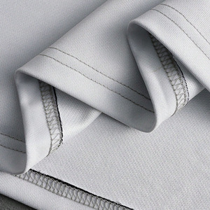 Camiseta de Fútbol Americano Gris y Blanca con Bloques de Color, Malla de Poliéster Transpirable, Cuello en V, Estampado Metálico de Números, Ropa de Equipo OEM al por Mayor - Product Image 5