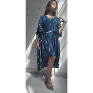 Elegancia con este elegante vestido maxi estilo caftán, confeccionado con tela ligera y transpirable, hermosa base color verde azulado intenso adornada - Product Image 2