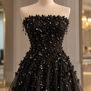 Robe de demoiselle d'honneur sans bretelles en tulle noir avec embellissements floraux perlés et sequins, coupe trapèze, longueur ras du sol, style moderne - Product Image 3