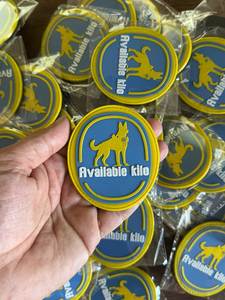 แพทช์ปักลายลูกไม้ PVC 3 มิติแบบกำหนดเองจาก CustWholesale โลโก้ยางนิ่มกันน้ำ ติดด้วยเข็มกลัดนิรภัย เย็บติดได้ พิมพ์ลายซิลค์สกรีนแบบคลาสสิก - Product Image 2