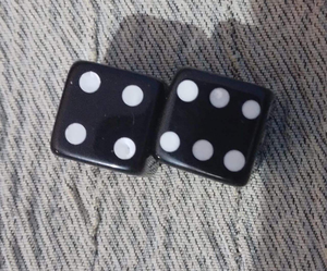 Dés en os au design unique - Product Image 1