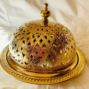 Dôme de service alimentaire en métal doré poli avec finition miroir, parfait pour la présentation des plats et des desserts en restaurant - Product Image 5