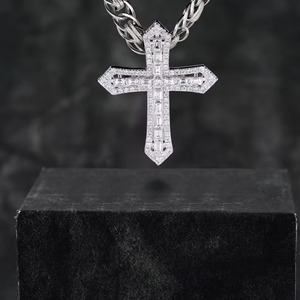 Pendentif personnalisé en argent 925, design croix glacée avec diamants et moissanite, style hip-hop, mode urbaine, idéal pour les fêtes, cadeau chrétien - Product Image 1