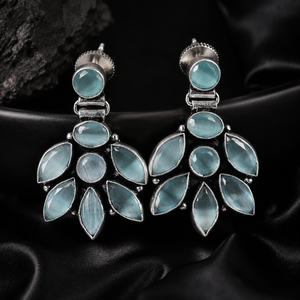 Boucles d'oreilles pendantes fantaisie en argent oxydé avec pierres multicolores et motifs floraux en forme de feuille, vente en gros - Product Image 6