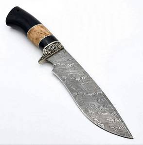 Herramienta utilitaria personalizada de alta resistencia con hoja fija de acero de Damasco, mango de madera de Burl segmentado y bolster de fundición ornamentada. - Product Image 3