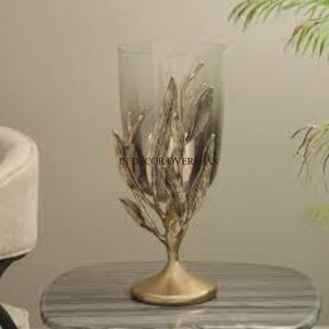 Porte-bougie de luxe en métal et verre plaqué or de qualité supérieure, au design attrayant, à prix impressionnant. - Product Image 1