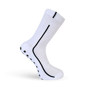 Chaussettes de sport pour adultes en polyester/nylon tricoté, fines, respirantes, à compression, avec blocs de couleur, logo personnalisé et numéro du joueur sur le bord. - Product Image 5