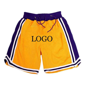 Shorts de basket-ball jaunes avec bordure violette, imprimé LOGO et côtés rayés, pour tenue de sport d'équipe en studio. - Product Image 4