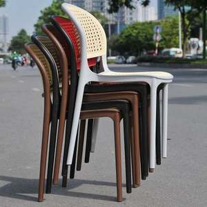 Chaise en plastique moulé imitation osier de couleur marron haut de gamme - Une chaise de jardin en plastique bien conçue - Product Image 4