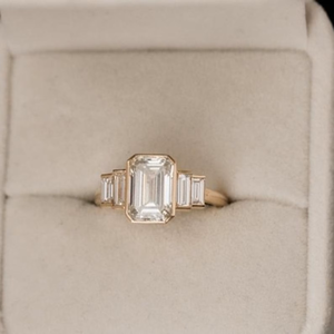 แหวนทองคำประดับมอสซาไนต์ทรงเอเมอรัลด์ 14K 18K แหวนหมั้นสำหรับผู้หญิง แหวนแบบฝังขอบเพชรทรงบาแกตต์ ประดับเพชรด้านข้าง แหวนแต่งงานสุดหรู - Product Image 6