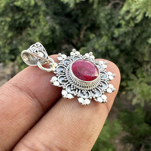 Pendentif en rubis indien facetté teinté rouge en gros, en argent sterling 925, en forme de fleur, avec motif festonné orné, bijou pour femme - Product Image 3