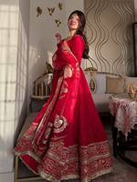 Robe longue en soie Chinon rouge foncé traditionnelle avec dentelle à sequins de 5 mm et broderies Zari, col en V, pantalon et dupatta Latkan – Collection Hiver/Automne Premium
