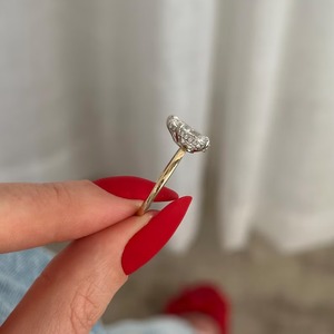 Bague de fiançailles tendance en or 18 carats bicolore avec diamant de laboratoire taille poire et halo caché, idéale pour une demande en mariage - Product Image 2