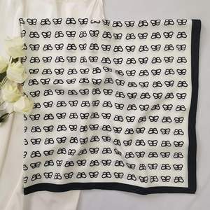 Pañuelo de Seda de Diseño Premium para Mujer, Pañuelo Cuadrado para la Cabeza, Pañuelo para el Cabello, Pañuelo para el Cuello, Sensación Suave y Satinada, Moda Femenina - Product Image 1