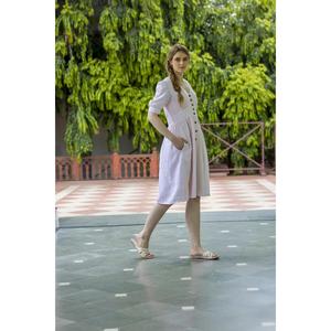 Vestido midi bohemio de algodón y lino blanco para mujer, con mangas abullonadas, botones al frente y ligero. - Product Image 3