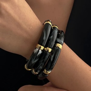 Brazalete de Resina Negra con Detalles en Oro, Joyería de Moda con Escultura Irregular para Mujer, Diseño Artístico Ligero - Product Image 5