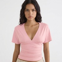 T-shirt personnalisé à logo pour femme, col en V profond, coupe ajustée, taille froncée, crop top décontracté, hauts d'été tendance pour femmes, vente en gros