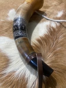 UO Viking Auténtica Trompeta de Cuerno de Buey Premium Pulida Estilo Animal Forma Natural Portátil Cuerno de Batalla Souvenir - Elegante y Histórico - Product Image 5