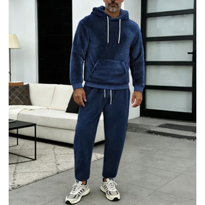 Ensemble de survêtement en velours pour homme moderne avec un design élégant pour les occasions décontractées et les tenues de détente - Product Image 1