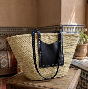 Sac fourre-tout marocain en paille tressée à la main avec poche en cuir cloutée et longues bandoulières - Product Image 1