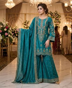 Impresionante conjunto de boda diseñado con precisión y elegancia que combina lo tradicional con una silueta moderna. - Product Image 3