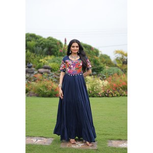 Hermoso vestido de noche especial Navratri con Kutchi Gamthi Work - Product Image 2