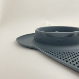 แผ่นรองให้อาหารสัตว์เลี้ยงรูปกระดูกพร้อมชามสแตนเลสและชามอาหารแบบชะลอการกิน – ซิลิโคนเกรดอาหาร ใช้กับเครื่องล้างจานได้ - Product Image 3