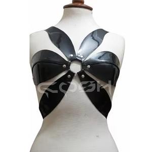 Top de cuero charol negro con tirantes - Product Image 2